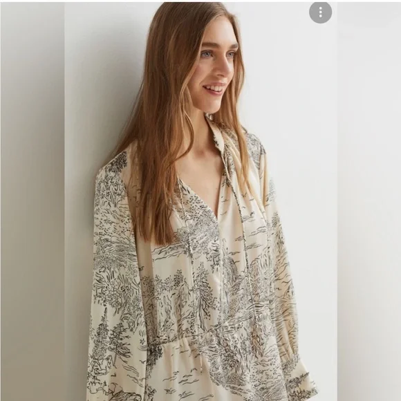 H&M Oversized dress with drawstrings - Picture 2 of 4